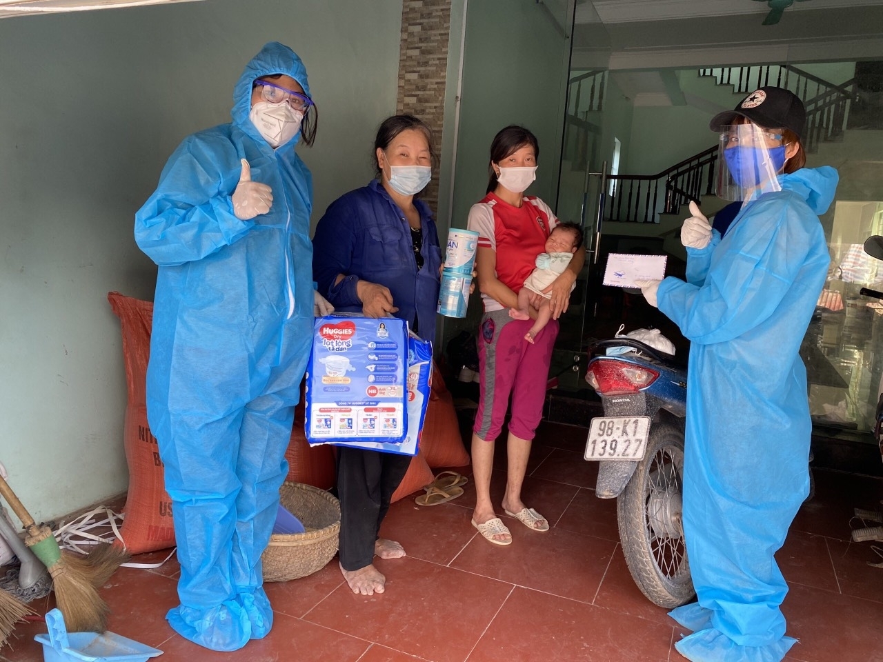 Nữ công nhân F0 ở Bắc Giang: “Từ lúc sinh đến giờ, em chưa được chạm vào con” Nữ công nhân F0 ở Bắc Giang: “Từ lúc sinh đến giờ, em chưa được chạm vào con”
