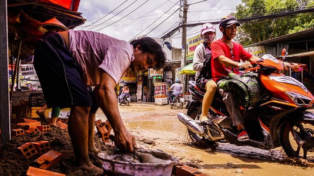 Ám ảnh con đường toàn 'ổ voi' ở TP. HCM, cứ mưa là ngập am anh con duong toan o voi o tp hcm cu mua la ngap