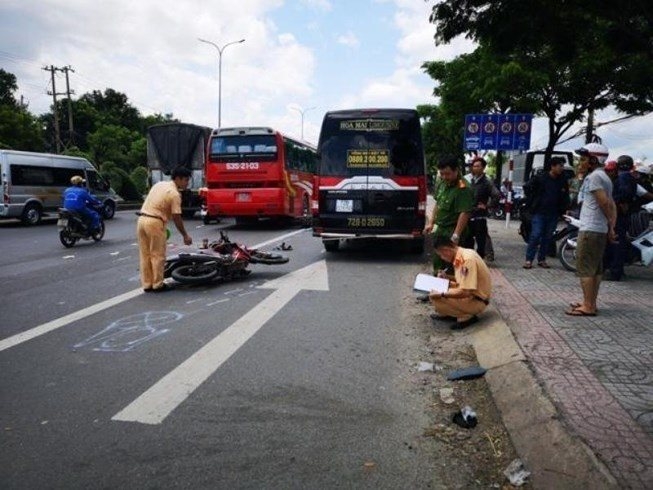 tranh xe don tra khach be trai 11 tuoi tu vong tai cho