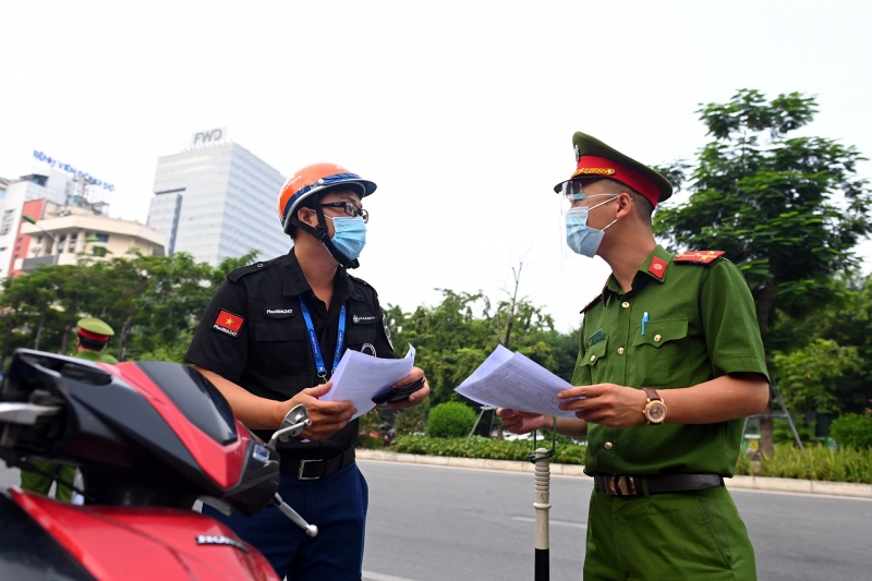 Hà Nội bỏ quy định người đi đường phải có lịch trực, lịch làm việc Hà Nội bỏ quy định người đi đường phải có lịch trực, lịch làm việc