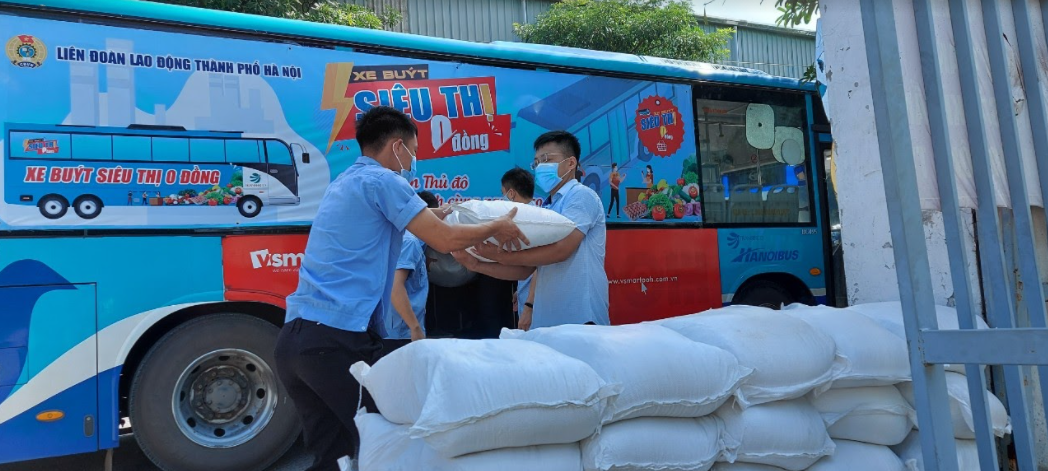 “Xe buýt siêu thị 0 đồng” trao yêu thương đến với đoàn viên Công đoàn Thủ đô “Xe buýt siêu thị 0 đồng” trao yêu thương đến với đoàn viên Công đoàn Thủ đô