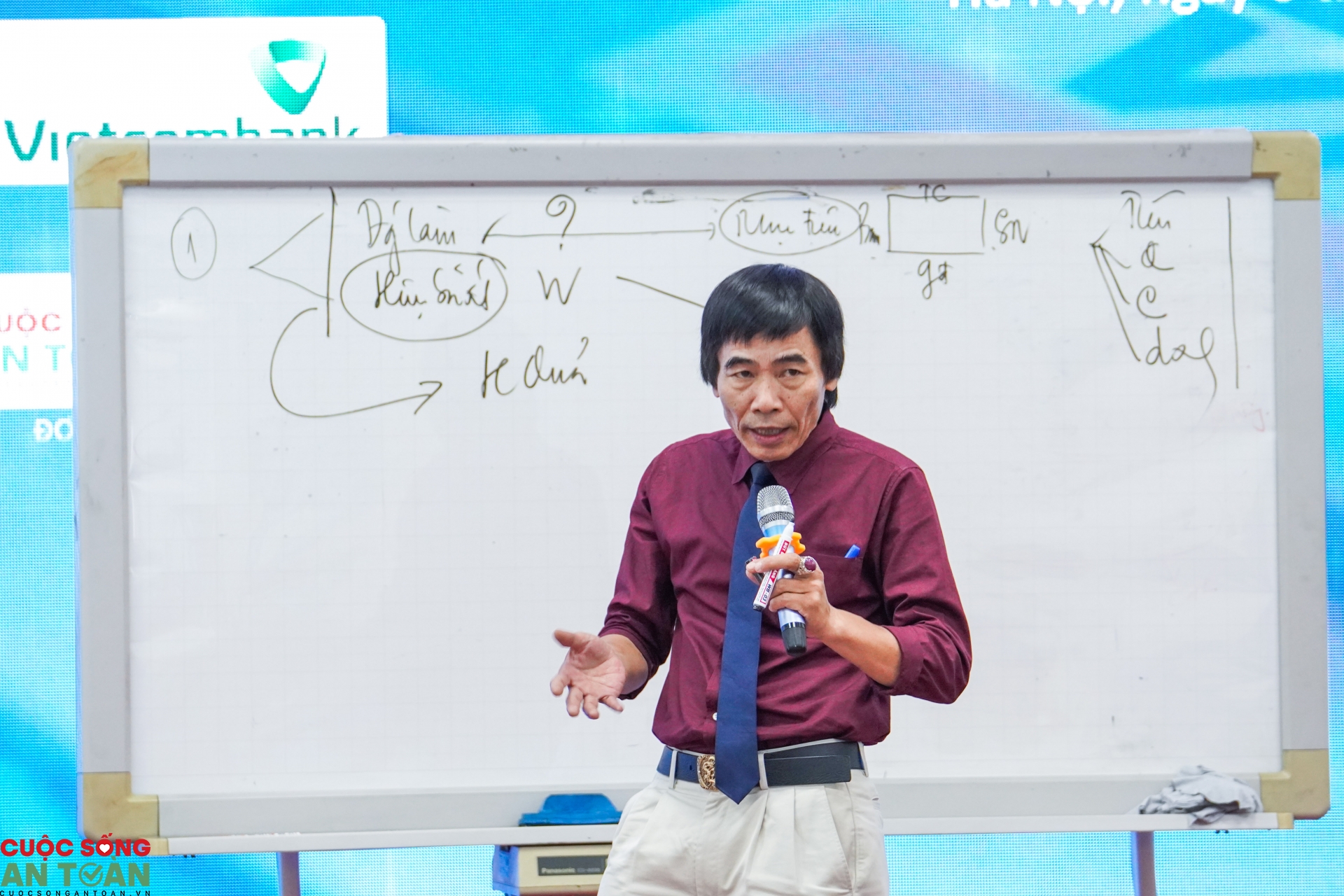 Đẩy mạnh chi tiêu không dùng tiền mặt tại các khu công nghiệp Đẩy mạnh chi tiêu không dùng tiền mặt tại các khu công nghiệp