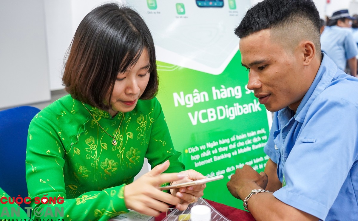 Đẩy mạnh chi tiêu không dùng tiền mặt trong công nhân lao động Đẩy mạnh chi tiêu không dùng tiền mặt trong công nhân lao động