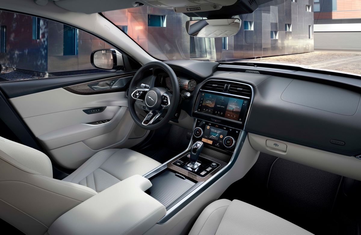 jaguar xe 2021 duoc nang cap dong co moi