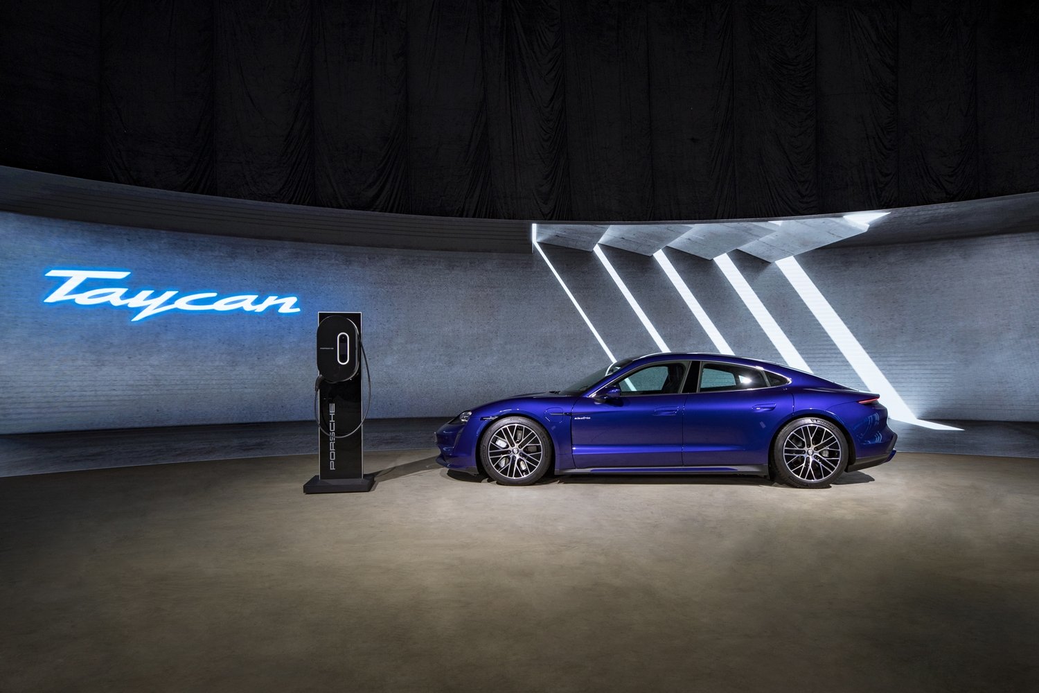 porsche gioi thieu xe dien taycan gia tu 5720 ty dong tai viet nam