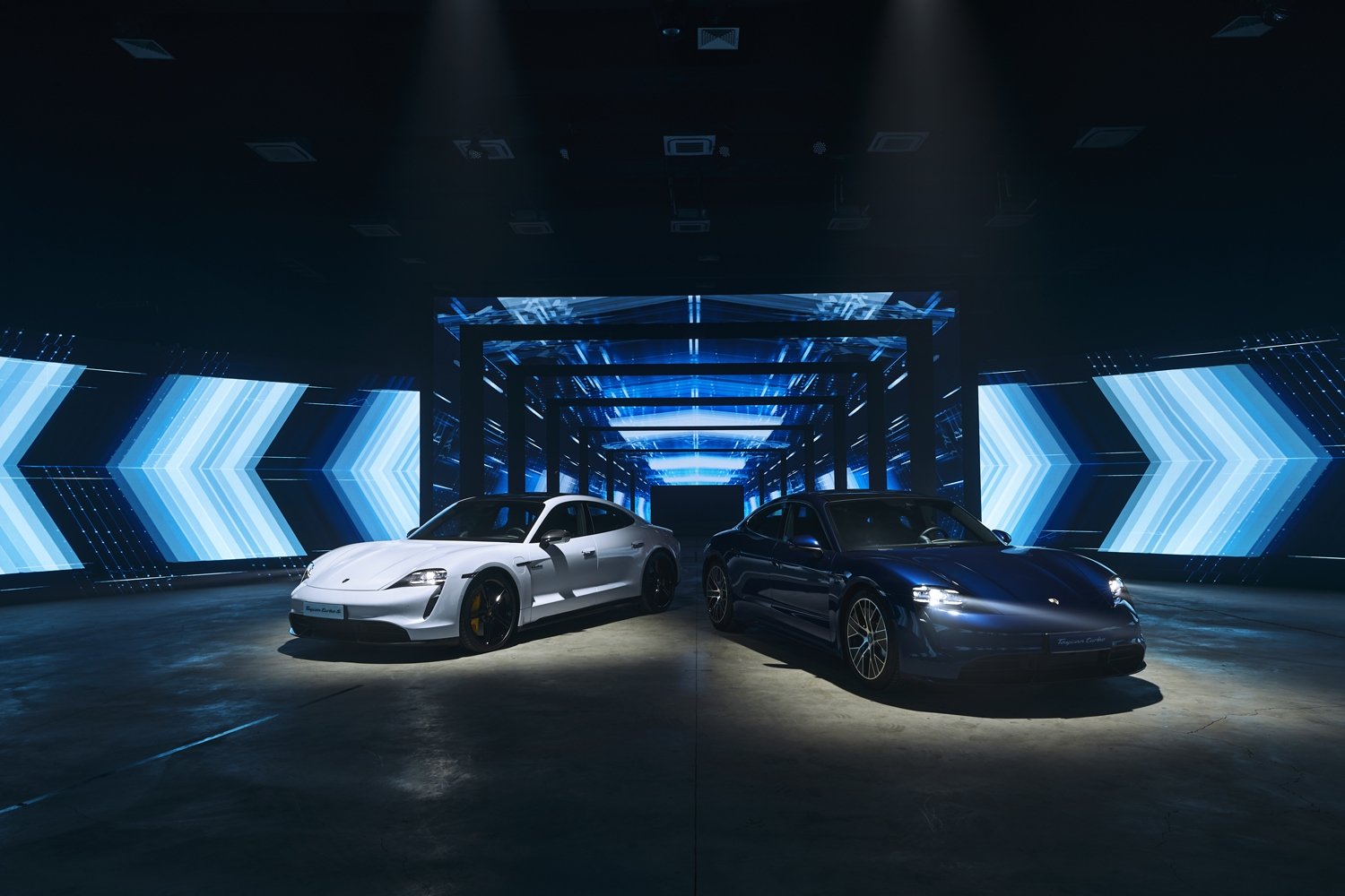 porsche gioi thieu xe dien taycan gia tu 5720 ty dong tai viet nam