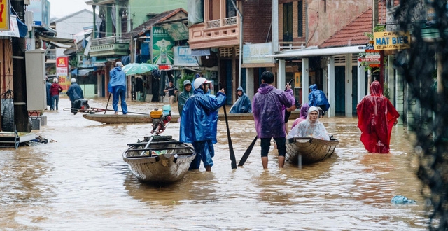 “Có mấy chục tỷ mà chỉ tặng được thùng mì gói” “Có mấy chục tỷ mà chỉ tặng được thùng mì gói”