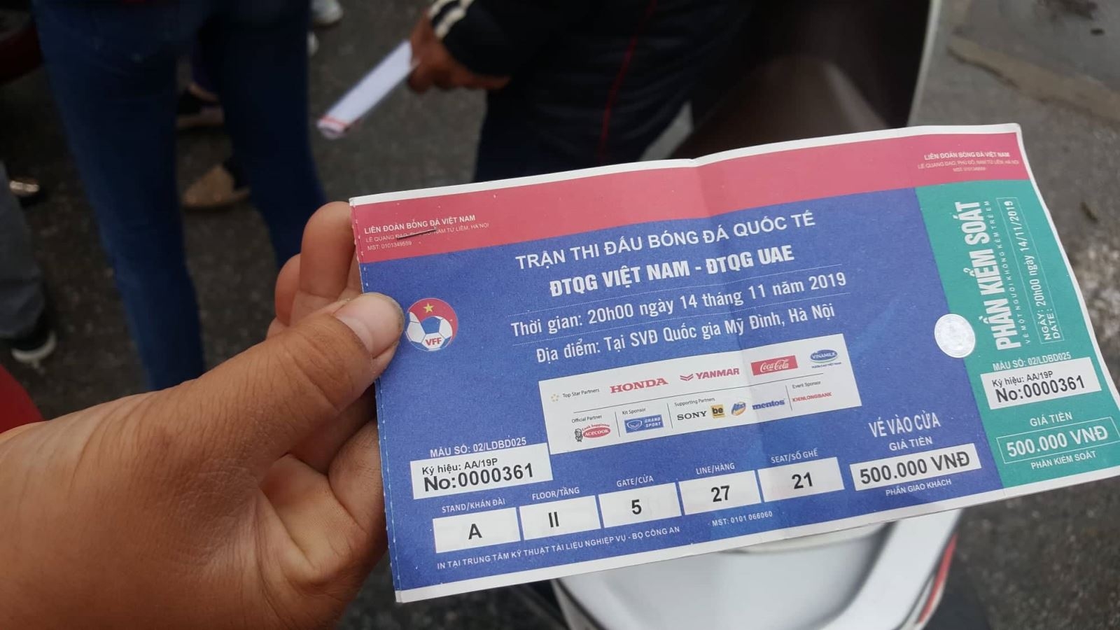 Trước giờ bóng lăn, “cho không” vé trận Việt Nam – UAE vì ế ẩm truoc gio bong lan cho khong ve tran viet nam uae vi e am