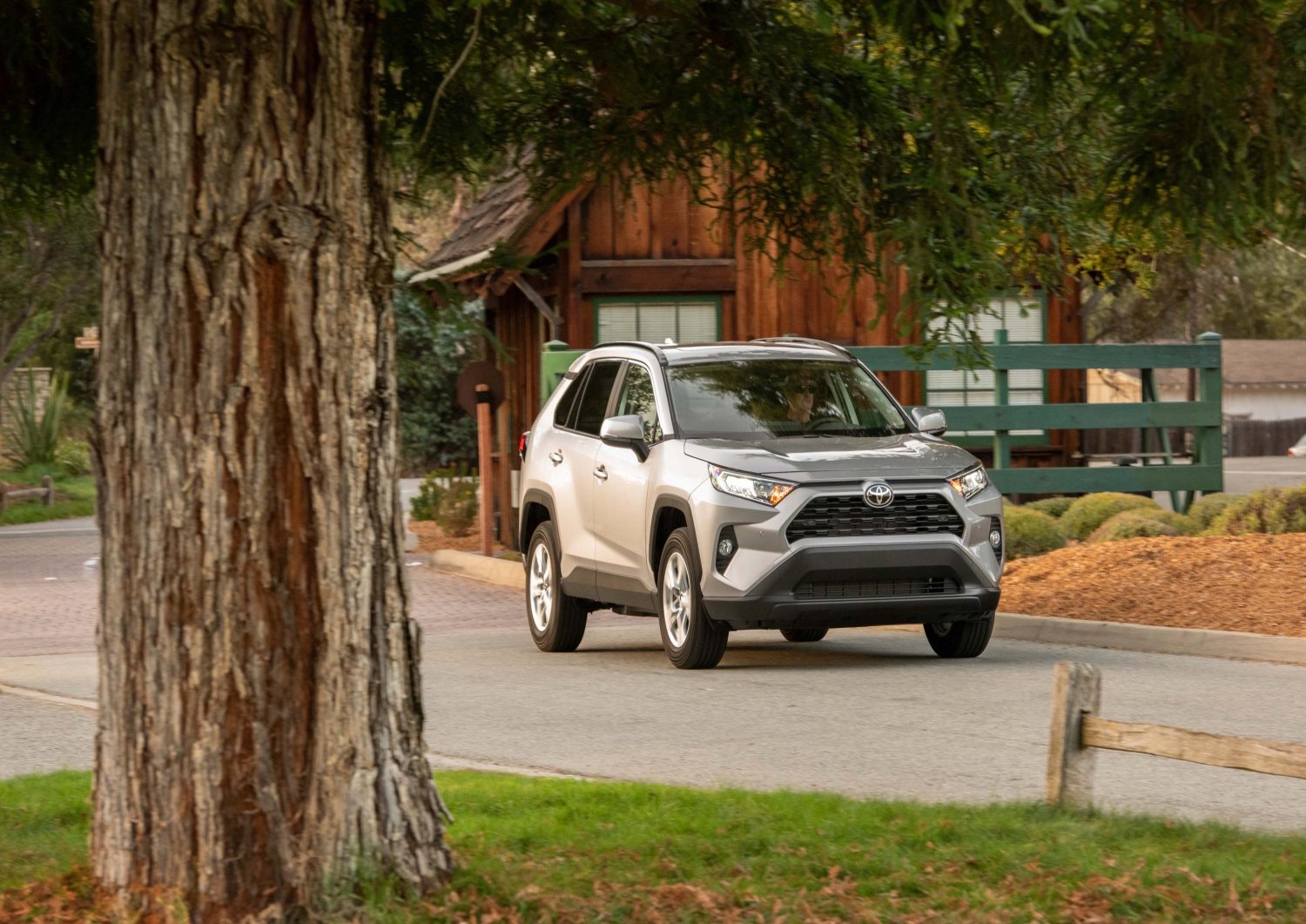 Nissan cho khách chạy thử Toyota RAV4 để bán X-Trail Nissan cho khách chạy thử Toyota RAV4 để bán X-Trail