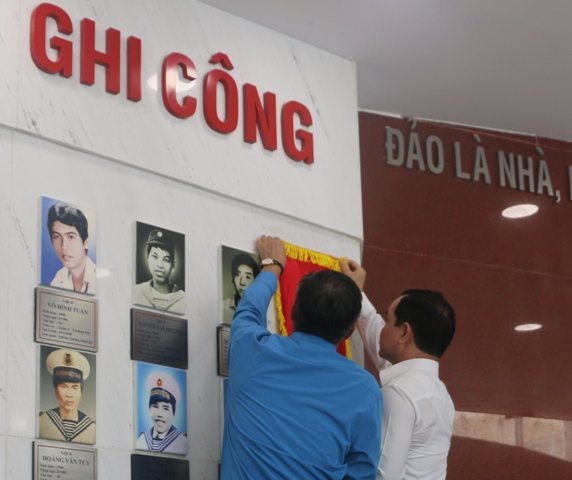Dâng hương, gắn ảnh liệt sĩ Trần Quốc Trị ở Khu tưởng niệm chiến sĩ Gạc Ma Dâng hương, gắn ảnh liệt sĩ Trần Quốc Trị ở Khu tưởng niệm chiến sĩ Gạc Ma