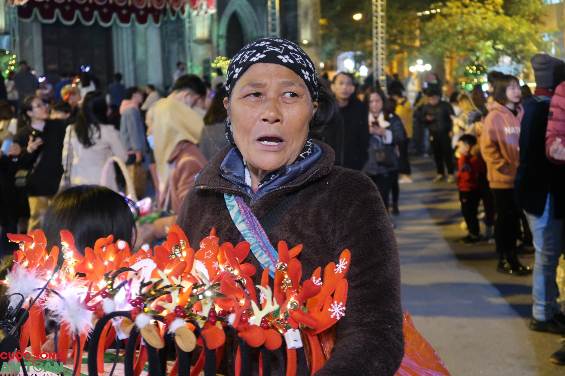 Giáng sinh mùa Covid: Không khí nhộn nhịp khắp đường phố Giáng sinh mùa Covid: Không khí nhộn nhịp khắp đường phố
