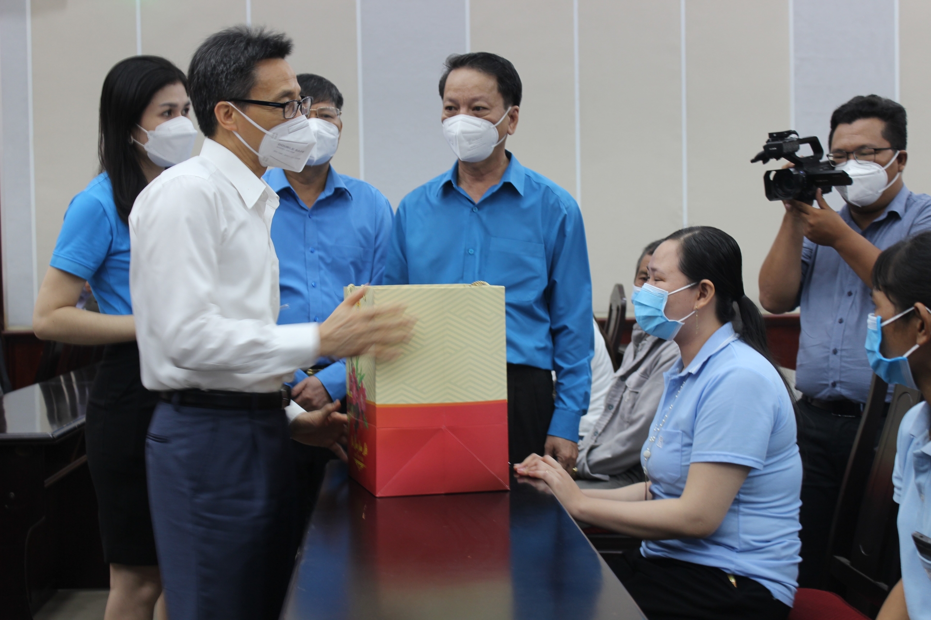 Phó Thủ tướng Vũ Đức Đam trao quà Tết cho hộ nghèo, công nhân, lao động tỉnh Bình Thuận Phó Thủ tướng Vũ Đức Đam trao quà Tết cho hộ nghèo, công nhân, lao động tỉnh Bình Thuận