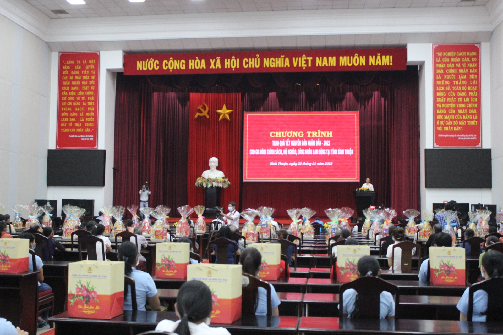 Phó Thủ tướng Vũ Đức Đam trao quà Tết cho hộ nghèo, công nhân, lao động tỉnh Bình Thuận Phó Thủ tướng Vũ Đức Đam trao quà Tết cho hộ nghèo, công nhân, lao động tỉnh Bình Thuận