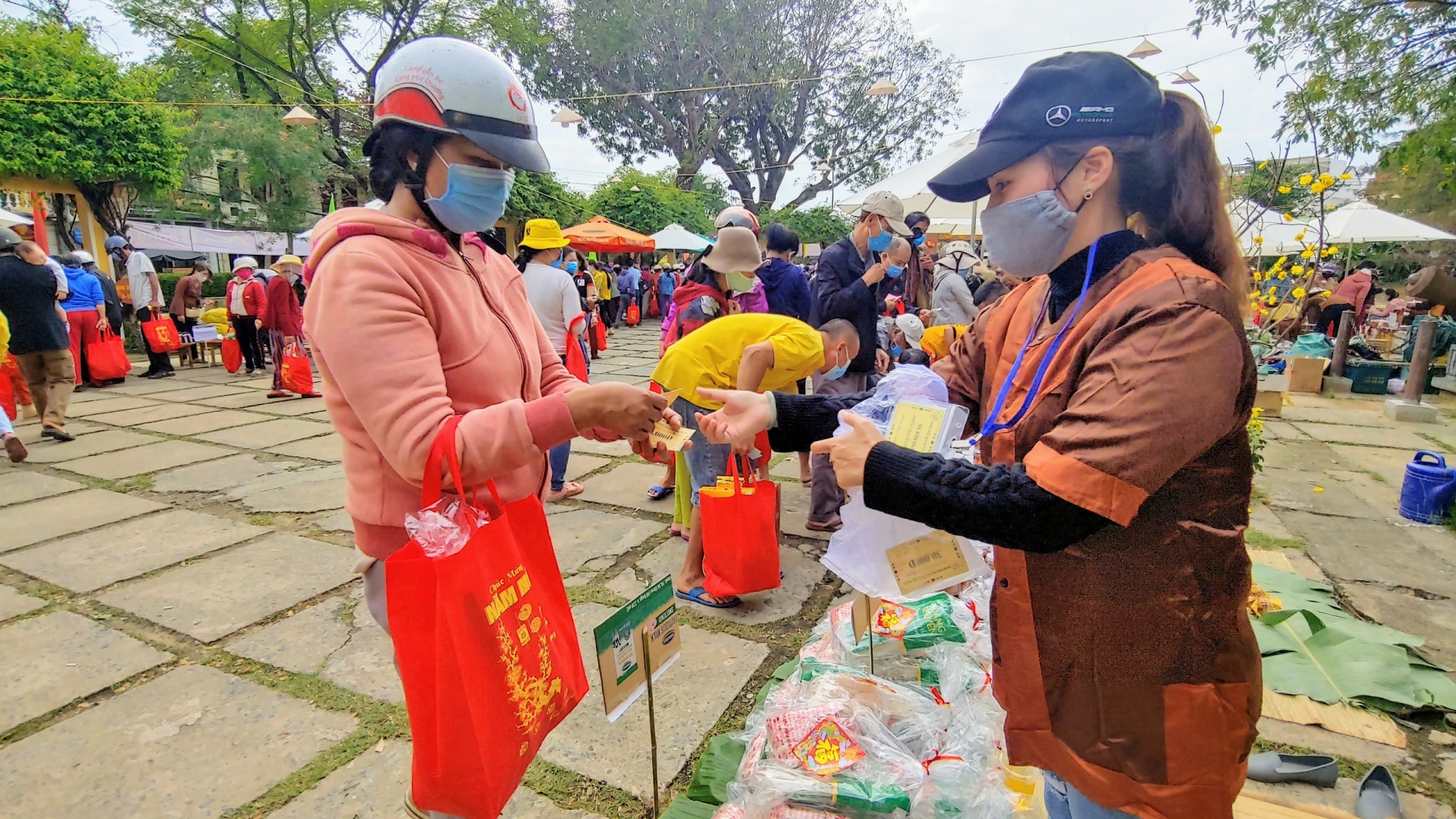 Ấm áp những phiên chợ thanh toán bằng nụ cười cho người lao động nghèo