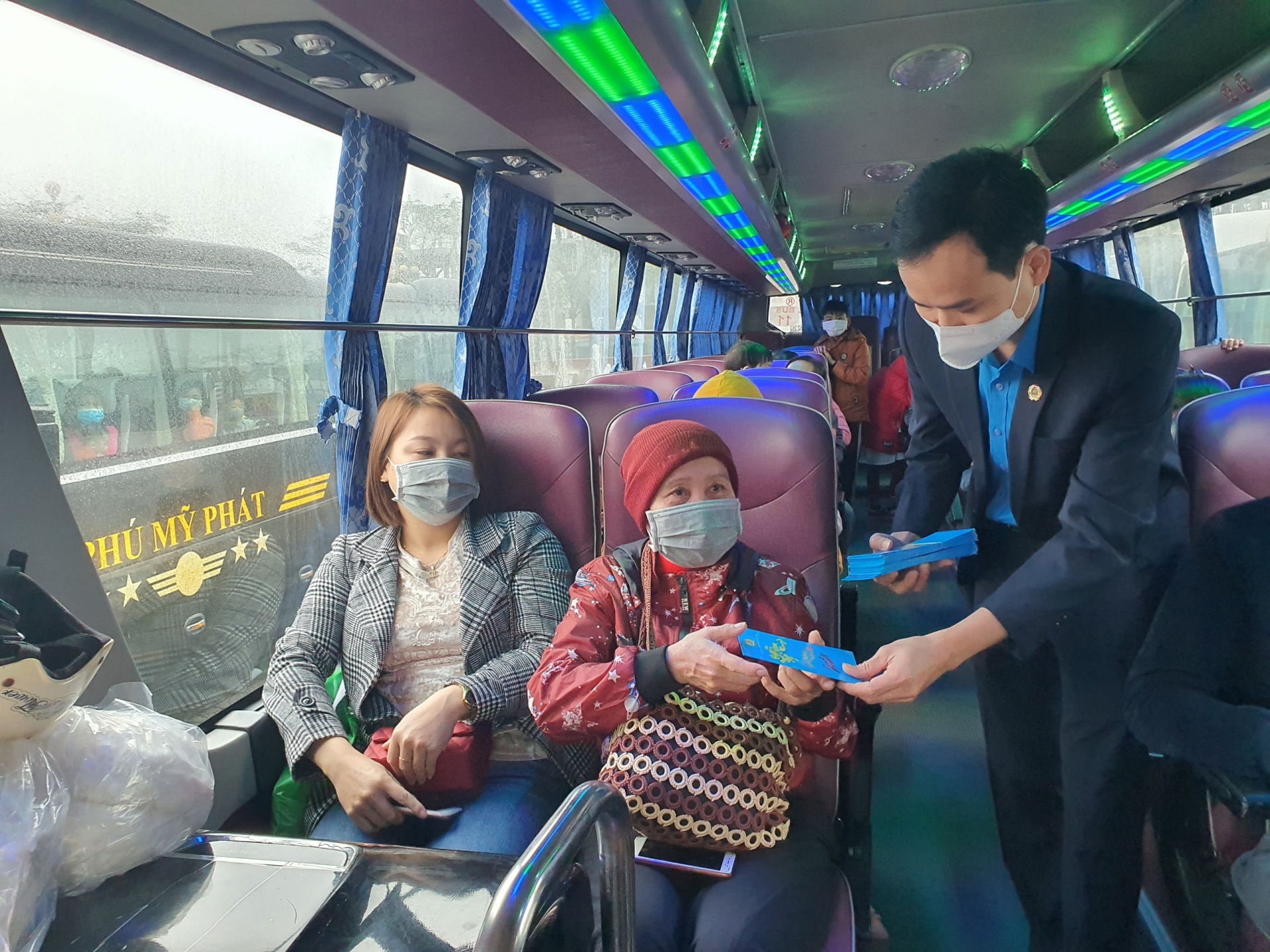 "Chuyến xe Công đoàn" kết nối những bữa cơm Tết đoàn viên "Chuyến xe Công đoàn" kết nối những bữa cơm Tết đoàn viên