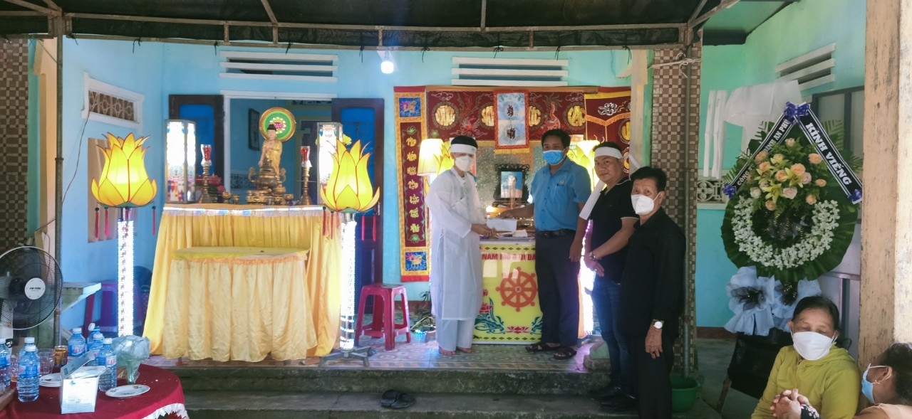 LĐLĐ huyện Tiên Phước viếng hương nữ công nhân tử vong do cuốn vào đường truyền