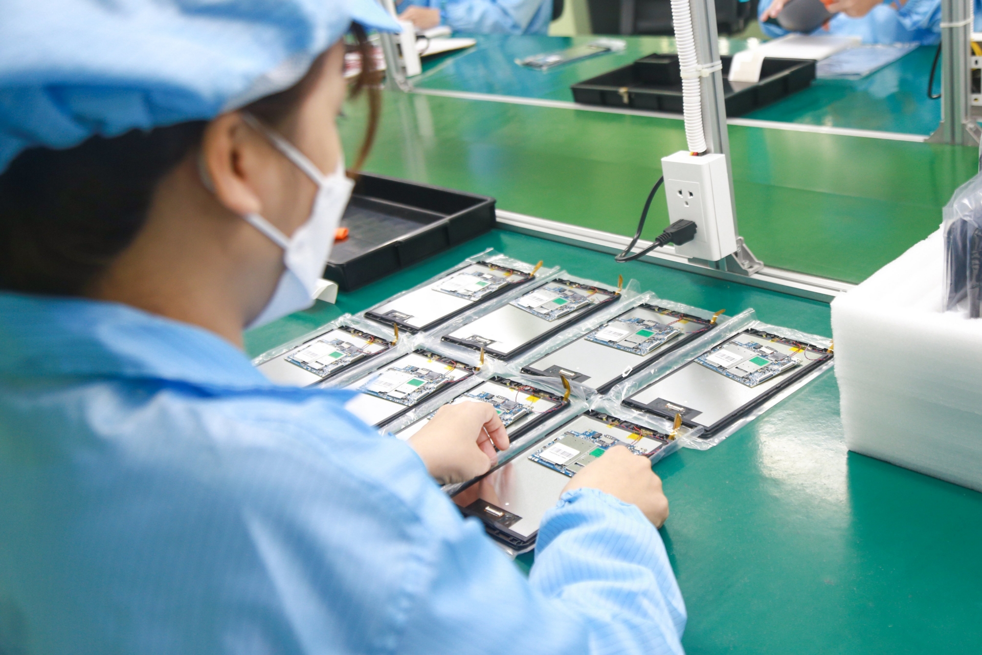 Doanh nghiệp hỗ trợ người lao động trong thời điểm dịch bệnh, “bão giá” hoành hành