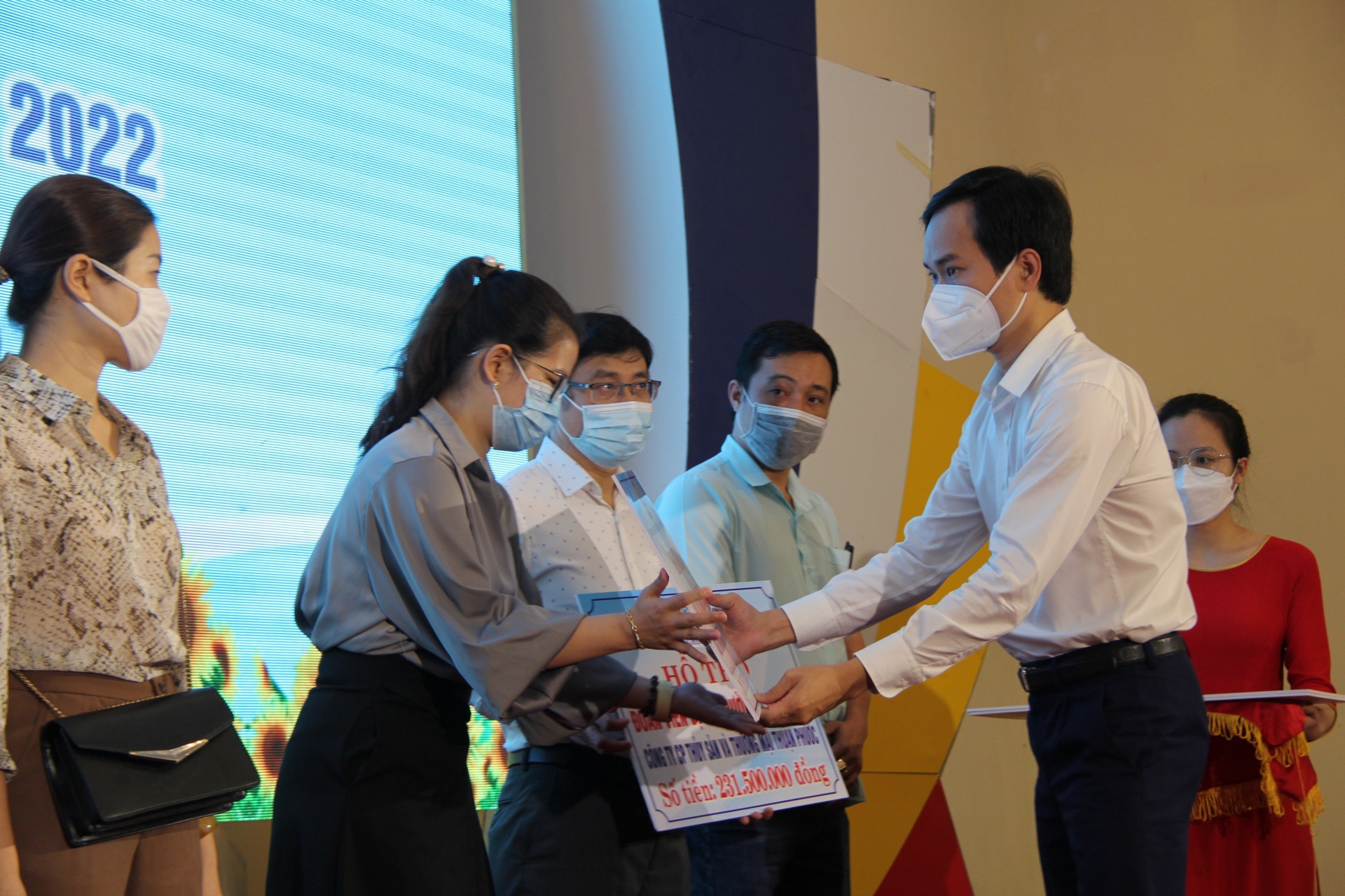 Tăng giờ làm thêm đi kèm với đảm bảo quyền lợi người lao động Tăng giờ làm thêm đi kèm với đảm bảo quyền lợi người lao động