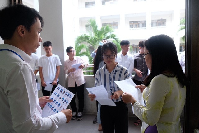 Người lao động lo âu khi có con em tham gia kì thi tốt nghiệp THPT, đại học sắp đến nguoi lao dong lo au khi co con em tham gia ki thi tot nghiep thpt dai hoc sap den