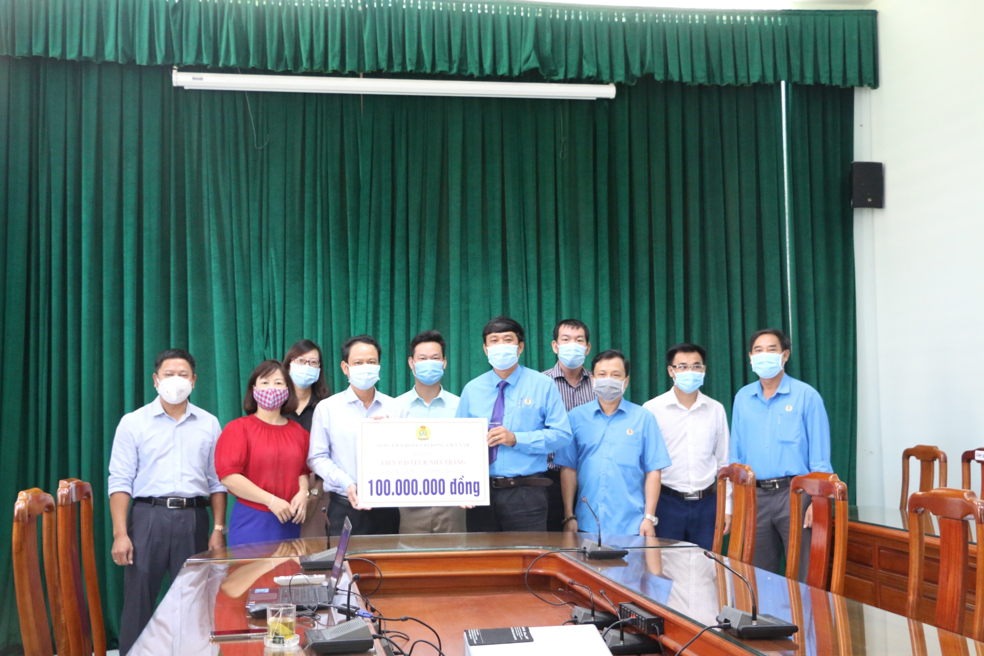 “Mong muốn của người dân lúc này chính là các chiến sĩ y tế khỏe mạnh” “Mong muốn của người dân lúc này chính là các chiến sĩ y tế khỏe mạnh”
