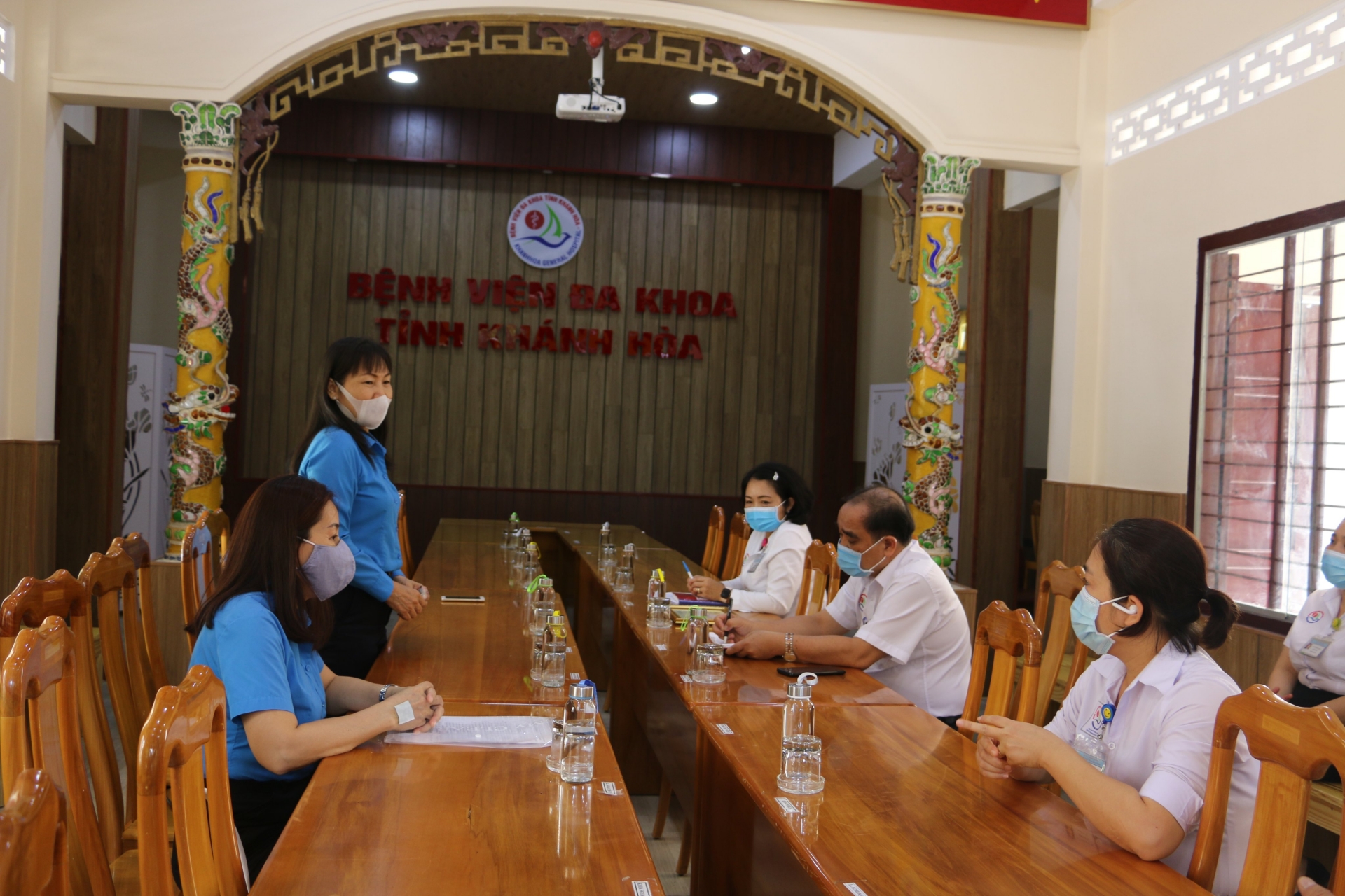 “Mong muốn của người dân lúc này chính là các chiến sĩ y tế khỏe mạnh” “Mong muốn của người dân lúc này chính là các chiến sĩ y tế khỏe mạnh”