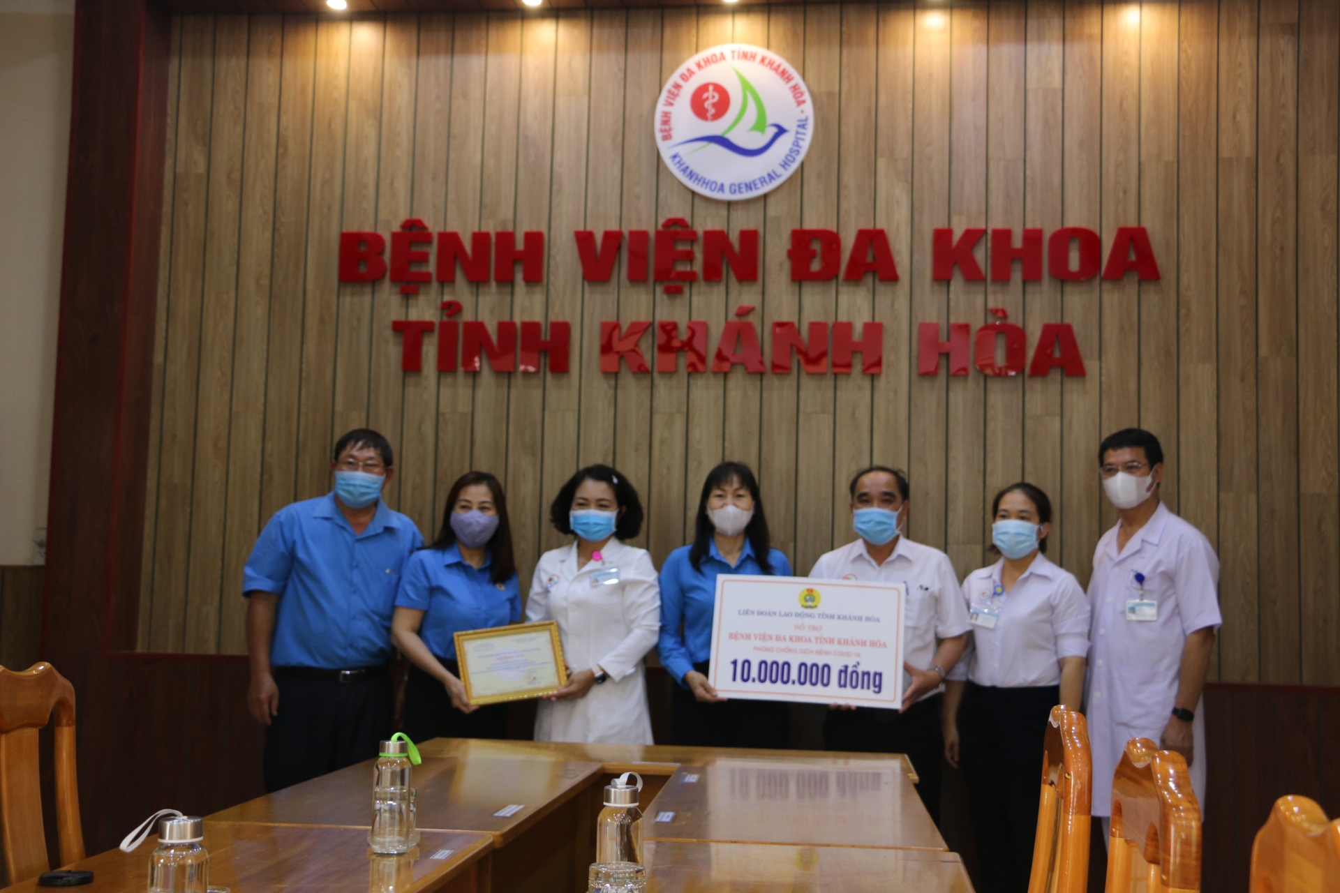 “Mong muốn của người dân lúc này chính là các chiến sĩ y tế khỏe mạnh” “Mong muốn của người dân lúc này chính là các chiến sĩ y tế khỏe mạnh”