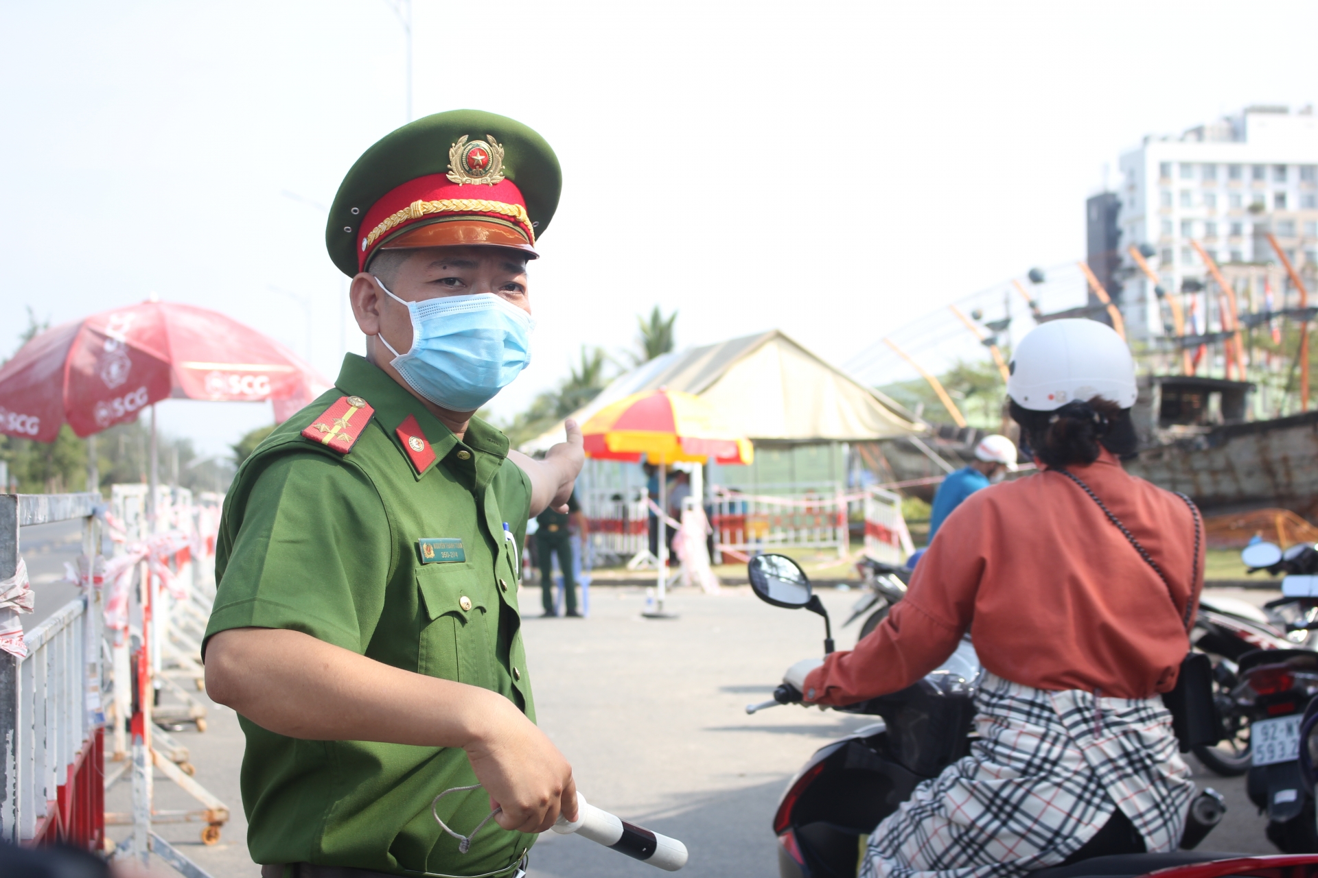Căng mình kiểm soát dịch trên tuyến đường đông công nhân Căng mình kiểm soát dịch trên tuyến đường đông công nhân