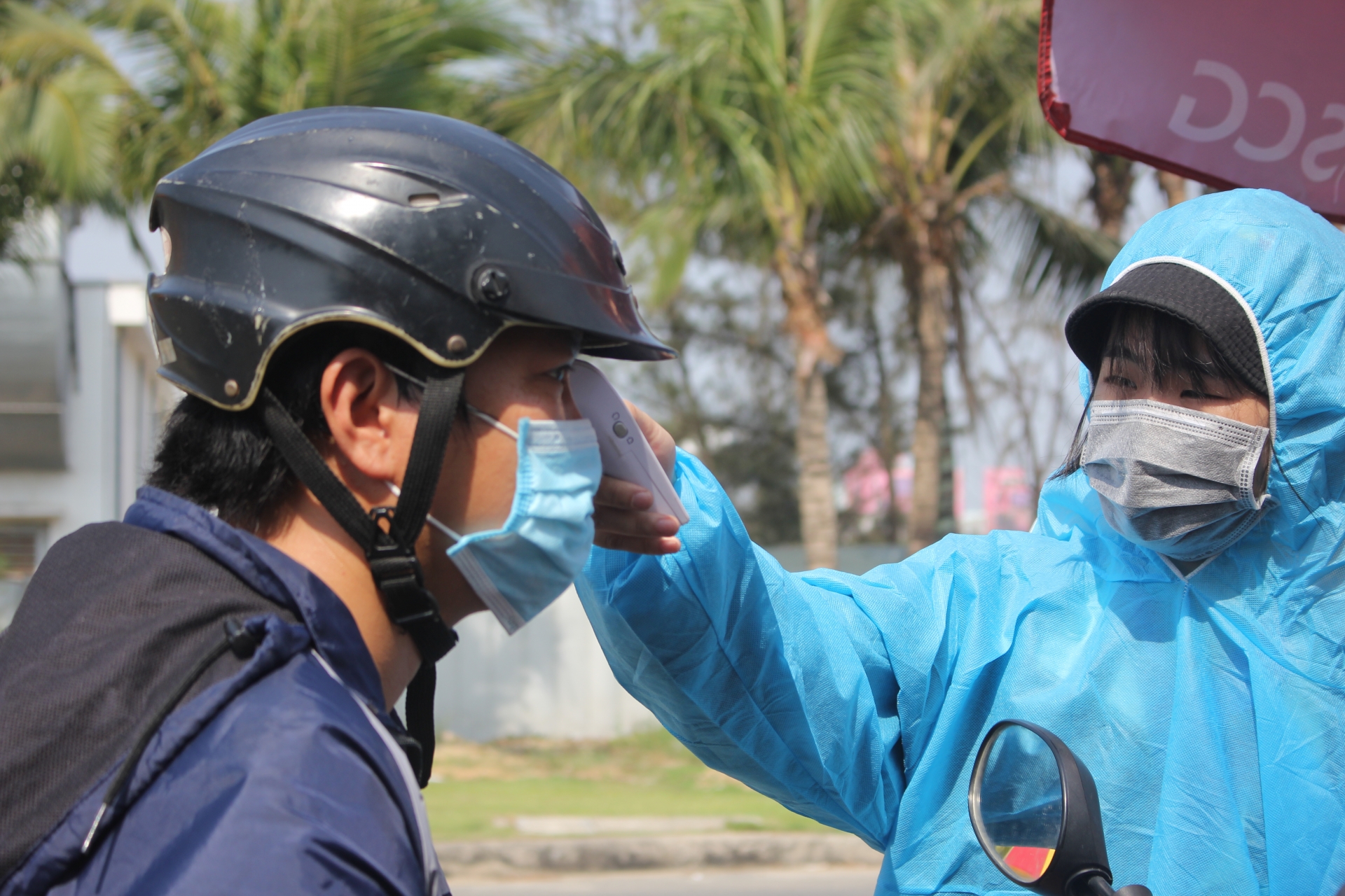 Căng mình kiểm soát dịch trên tuyến đường đông công nhân Căng mình kiểm soát dịch trên tuyến đường đông công nhân