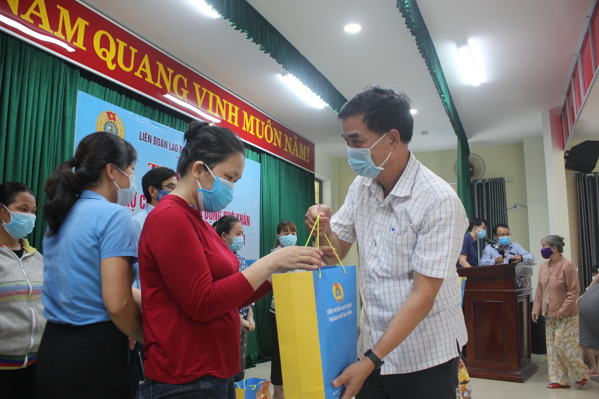 Tổ công nhân tự quản thực hiện nghiêm công tác phòng dịch tại khu nhà trọ
