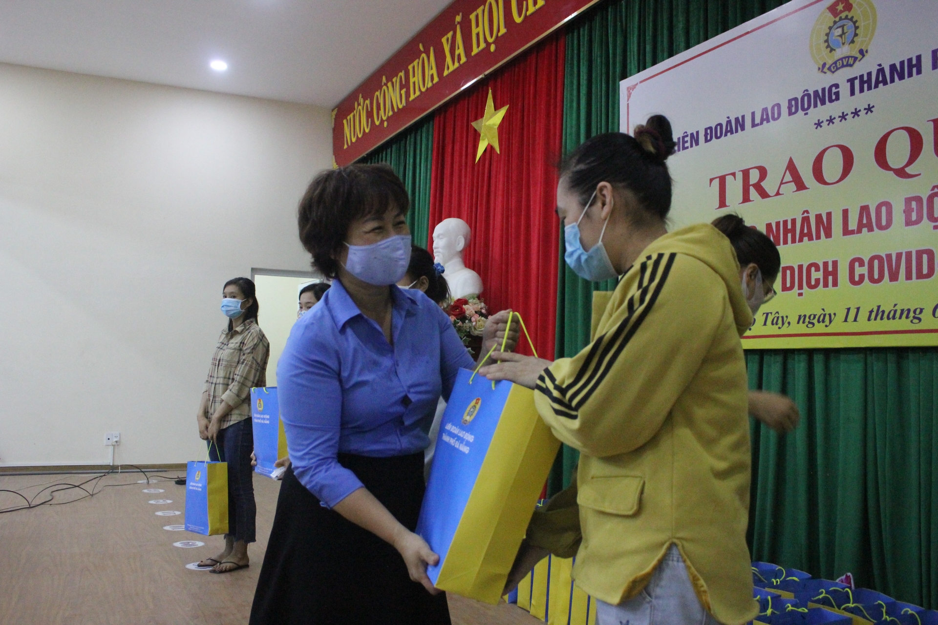 200 suất hỗ trợ cho lao động khó khăn tại các Tổ công nhân tự quản quận Cẩm Lệ 200 suất hỗ trợ cho lao động khó khăn tại các Tổ công nhân tự quản quận Cẩm Lệ