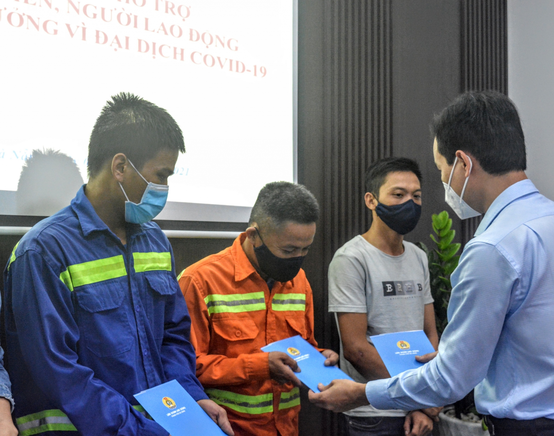 Đà Nẵng: Trao hỗ trợ cho đoàn viên, người lao động thuộc diện F1, F2 Đà Nẵng: Trao hỗ trợ cho đoàn viên, người lao động thuộc diện F1, F2