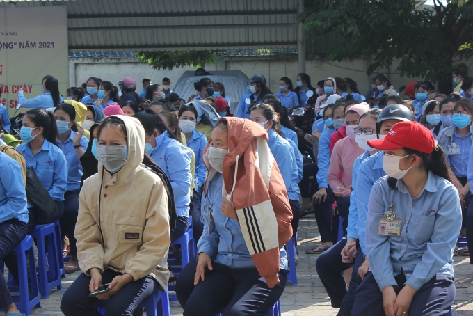 Vất vả lấy mẫu xét nghiệm hơn 3.000 công nhân công ty có ca nhiễm Covid-19 tại Đà Nẵng