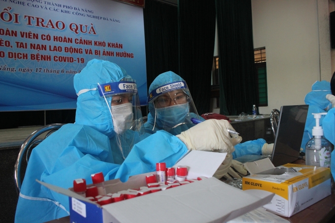 Vất vả lấy mẫu xét nghiệm hơn 3.000 công nhân công ty có ca nhiễm Covid-19 tại Đà Nẵng