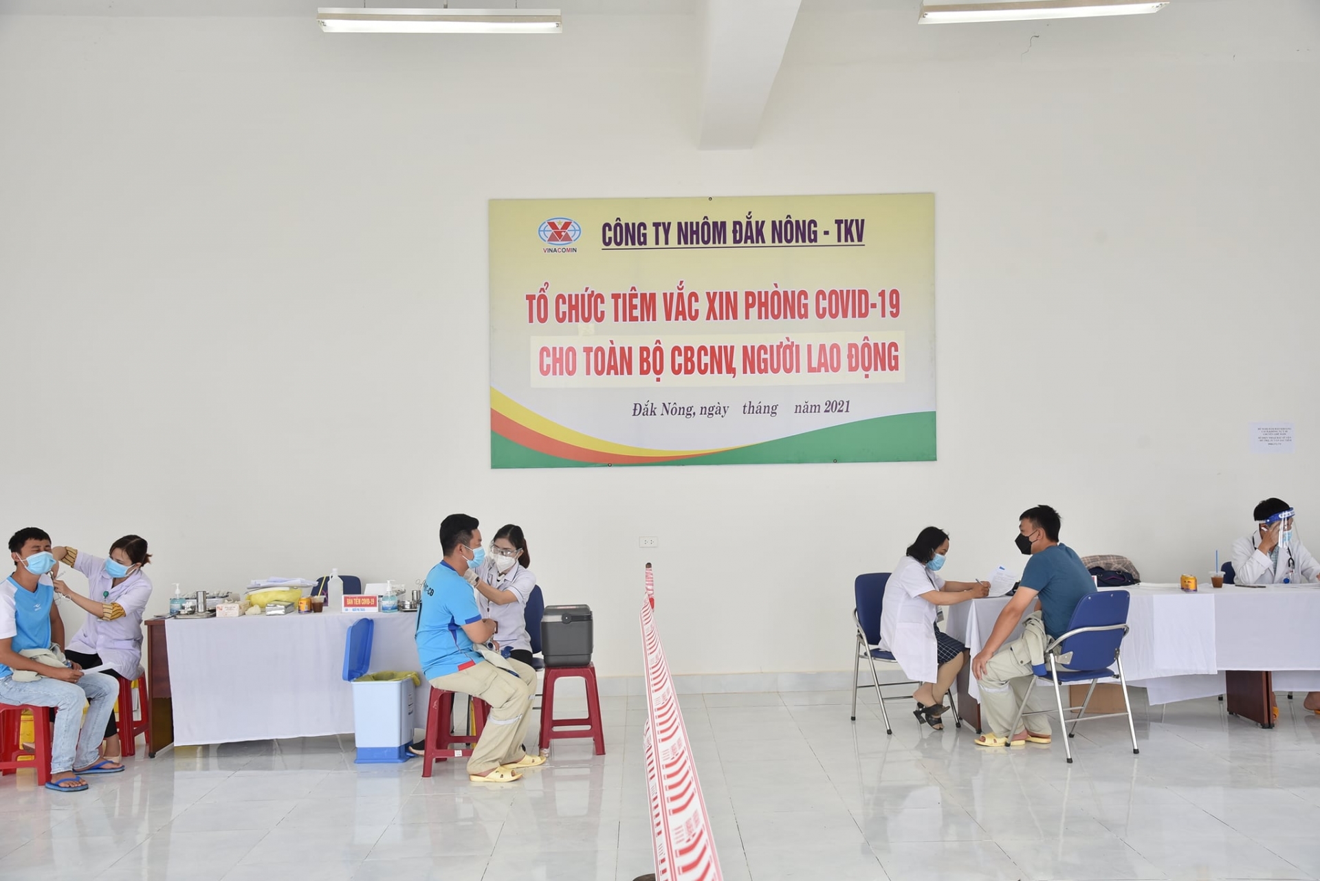 Công nhân Công ty Nhôm Đăk Nông – TKV yên tâm vì được tiêm vắc xin Công nhân Công ty Nhôm Đăk Nông – TKV yên tâm vì được tiêm vắc xin