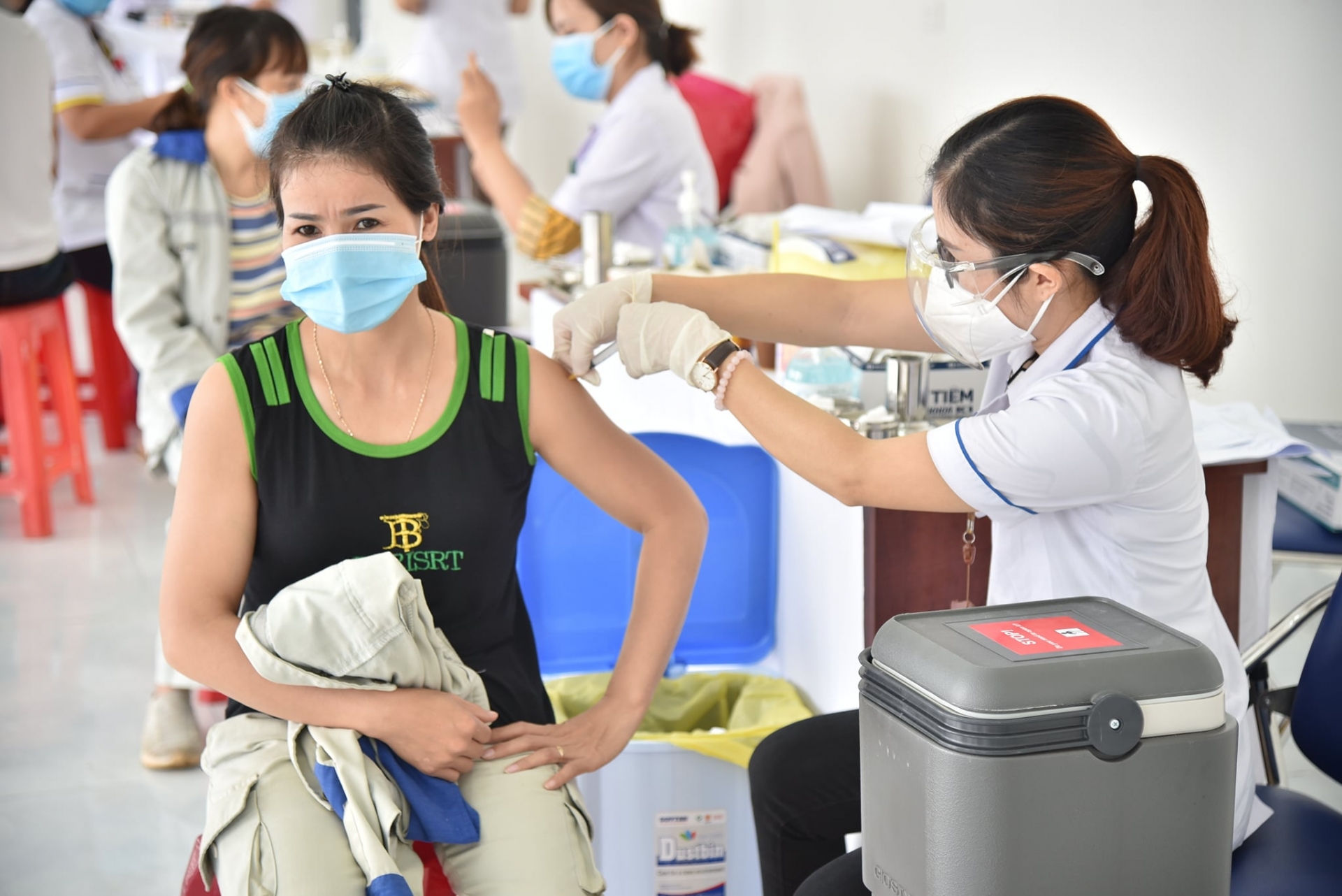 Công nhân Công ty Nhôm Đăk Nông – TKV yên tâm vì được tiêm vắc xin Công nhân Công ty Nhôm Đăk Nông – TKV yên tâm vì được tiêm vắc xin