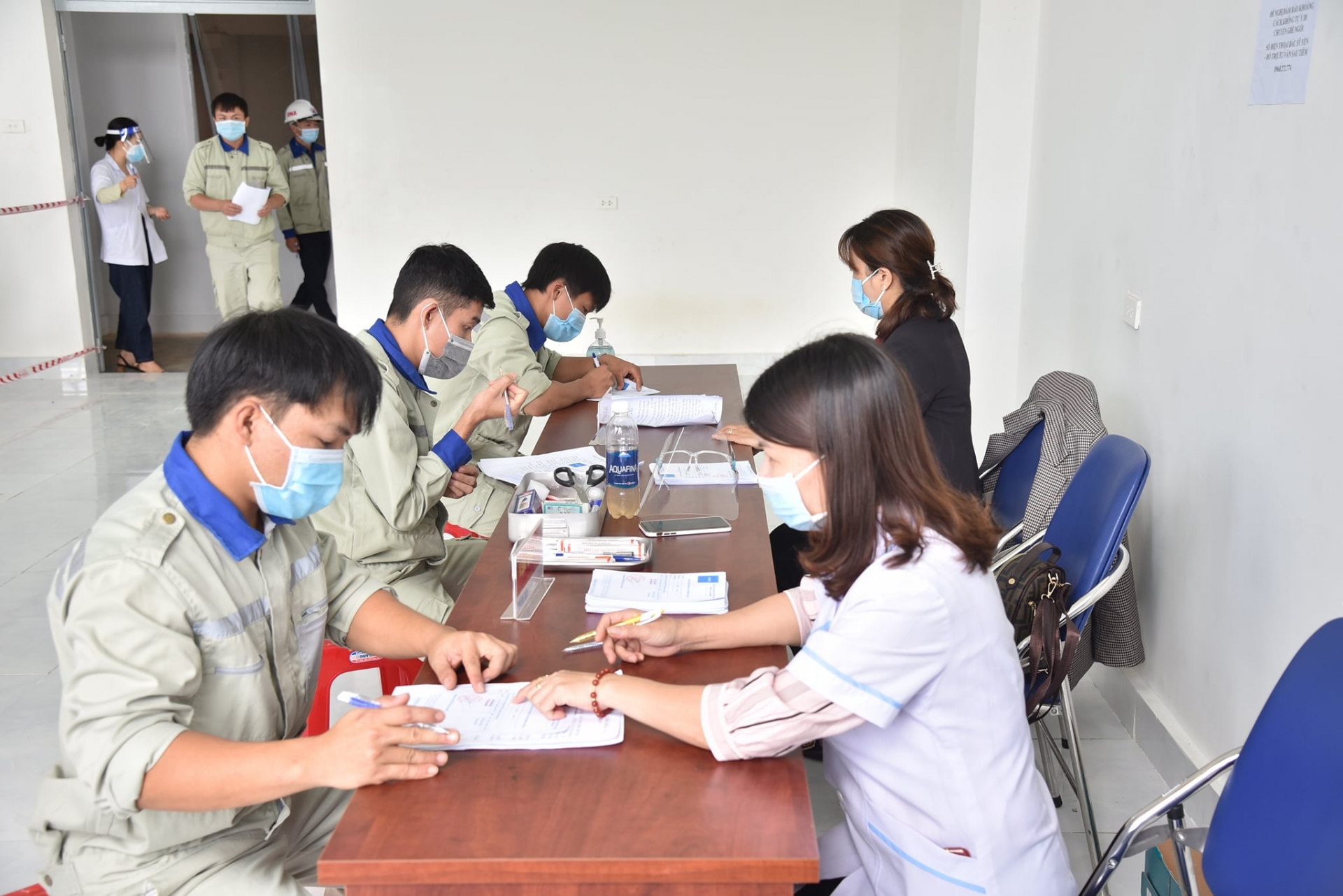 Công nhân Công ty Nhôm Đăk Nông – TKV yên tâm vì được tiêm vắc xin Công nhân Công ty Nhôm Đăk Nông – TKV yên tâm vì được tiêm vắc xin
