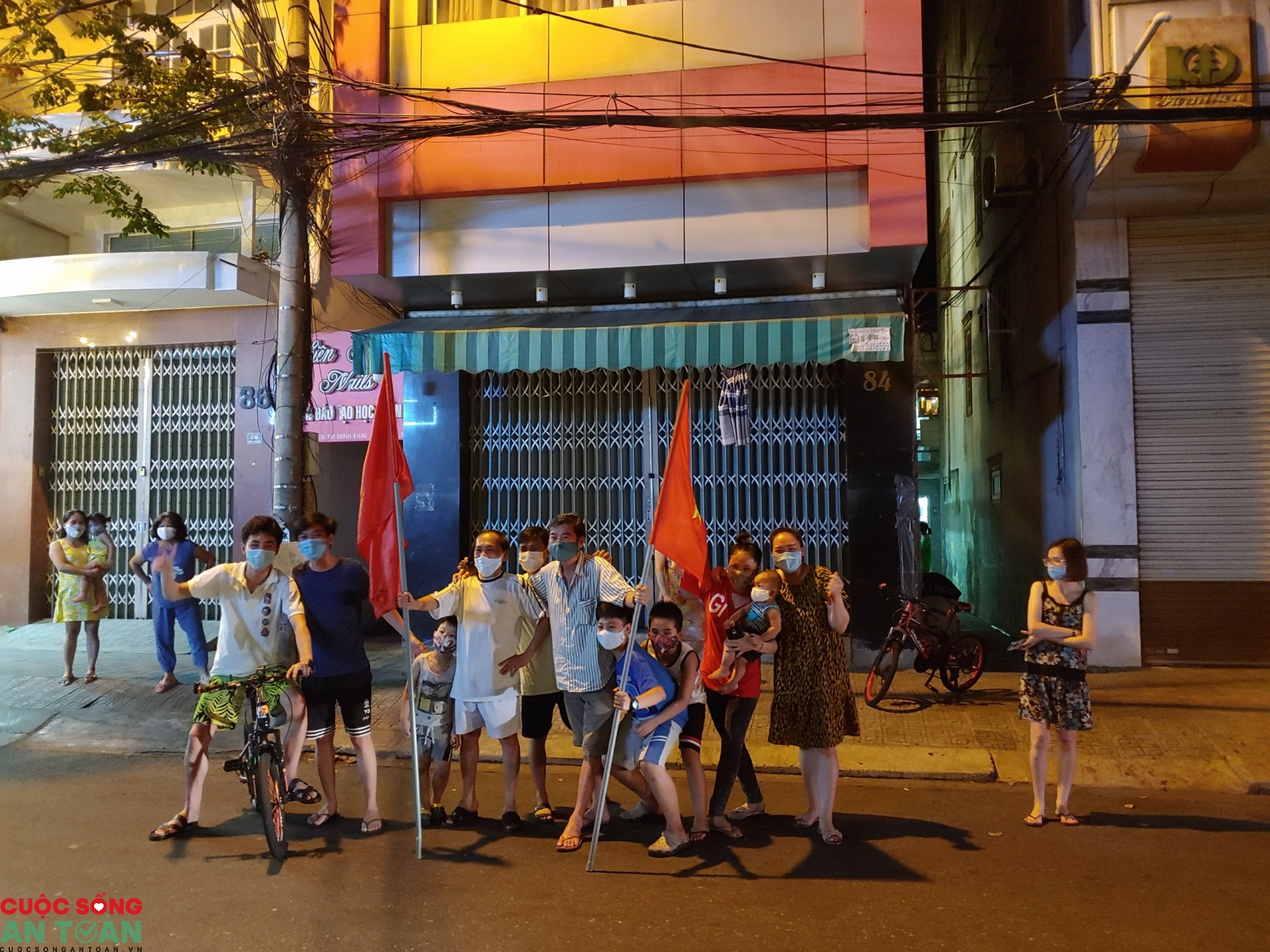 Người dân và các y bác sĩ trong khu phong tỏa vỡ òa trong giây phút dỡ cách ly nguoi dan va cac y bac si trong khu phong toa vo oa trong giay phut do cach ly