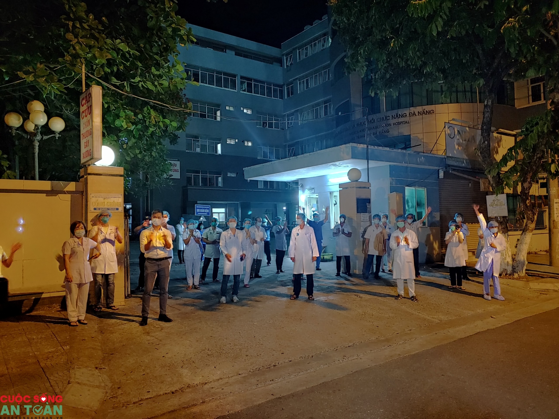 Người dân và các y bác sĩ trong khu phong tỏa vỡ òa trong giây phút dỡ cách ly nguoi dan va cac y bac si trong khu phong toa vo oa trong giay phut do cach ly
