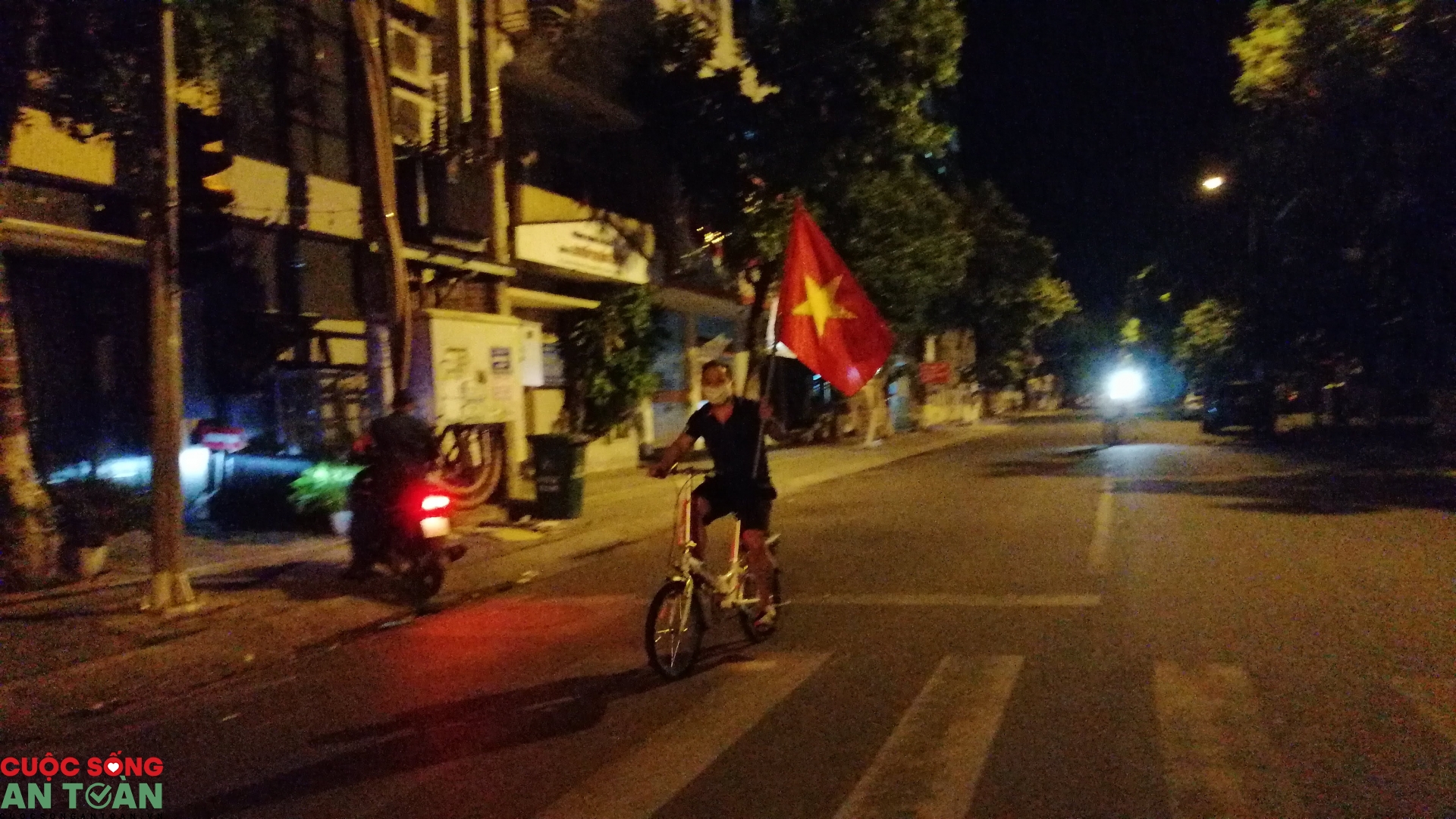 Người dân và các y bác sĩ trong khu phong tỏa vỡ òa trong giây phút dỡ cách ly nguoi dan va cac y bac si trong khu phong toa vo oa trong giay phut do cach ly