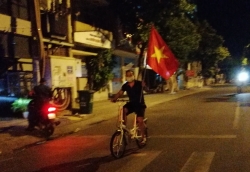 Các y bác sĩ và người dân trong khu phong tỏa vỡ oà hạnh phúc giây phút dỡ cách ly