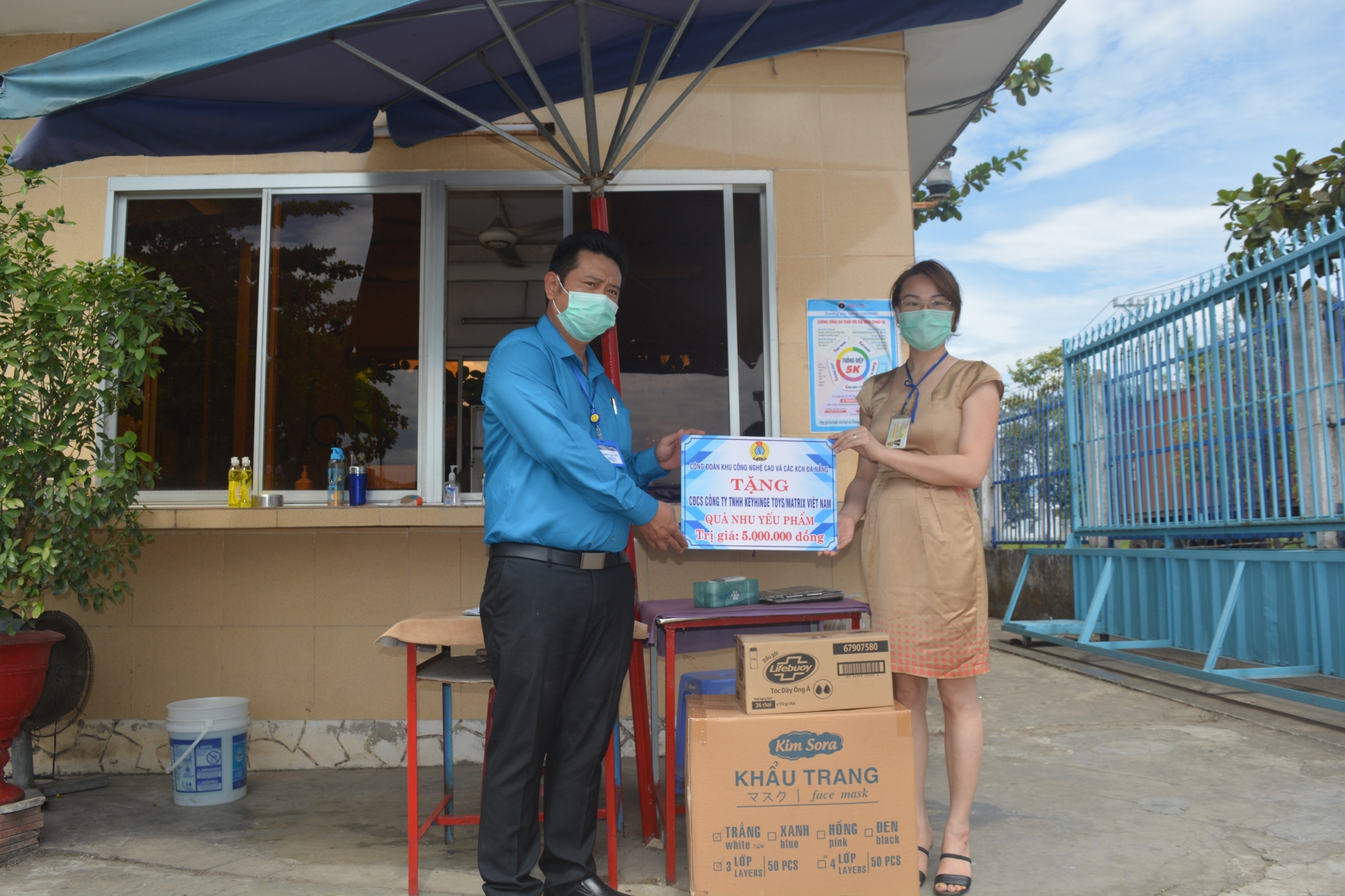 Đà Nẵng thăm, tặng quà đoàn viên, người lao động làm việc “3 tại chỗ” Đà Nẵng thăm, tặng quà đoàn viên, người lao động làm việc “3 tại chỗ”