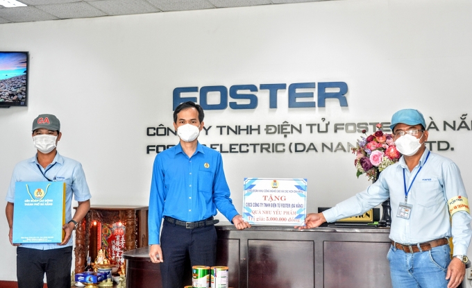 Đà Nẵng thăm, tặng quà đoàn viên, người lao động làm việc “3 tại chỗ” Đà Nẵng thăm, tặng quà đoàn viên, người lao động làm việc “3 tại chỗ”