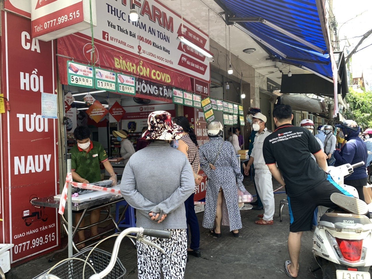 Bất chấp khuyến cáo, người dân Đà Nẵng ồ ạt đi dự trữ đồ