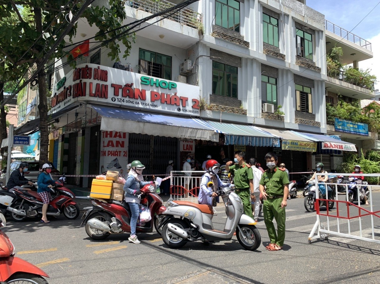 Bất chấp khuyến cáo, người dân Đà Nẵng ồ ạt đi dự trữ đồ