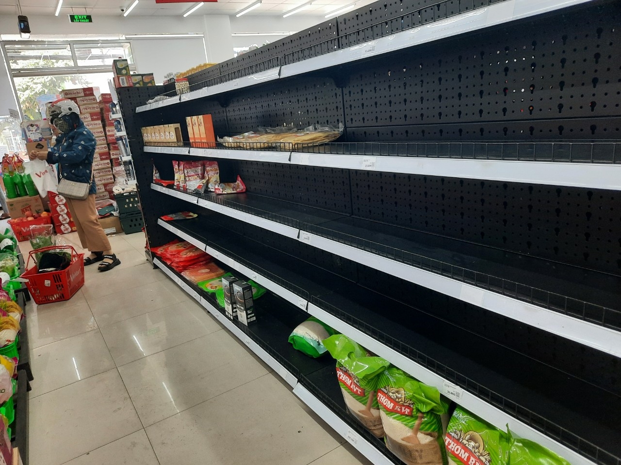 Bất chấp khuyến cáo, người dân Đà Nẵng ồ ạt đi dự trữ đồ