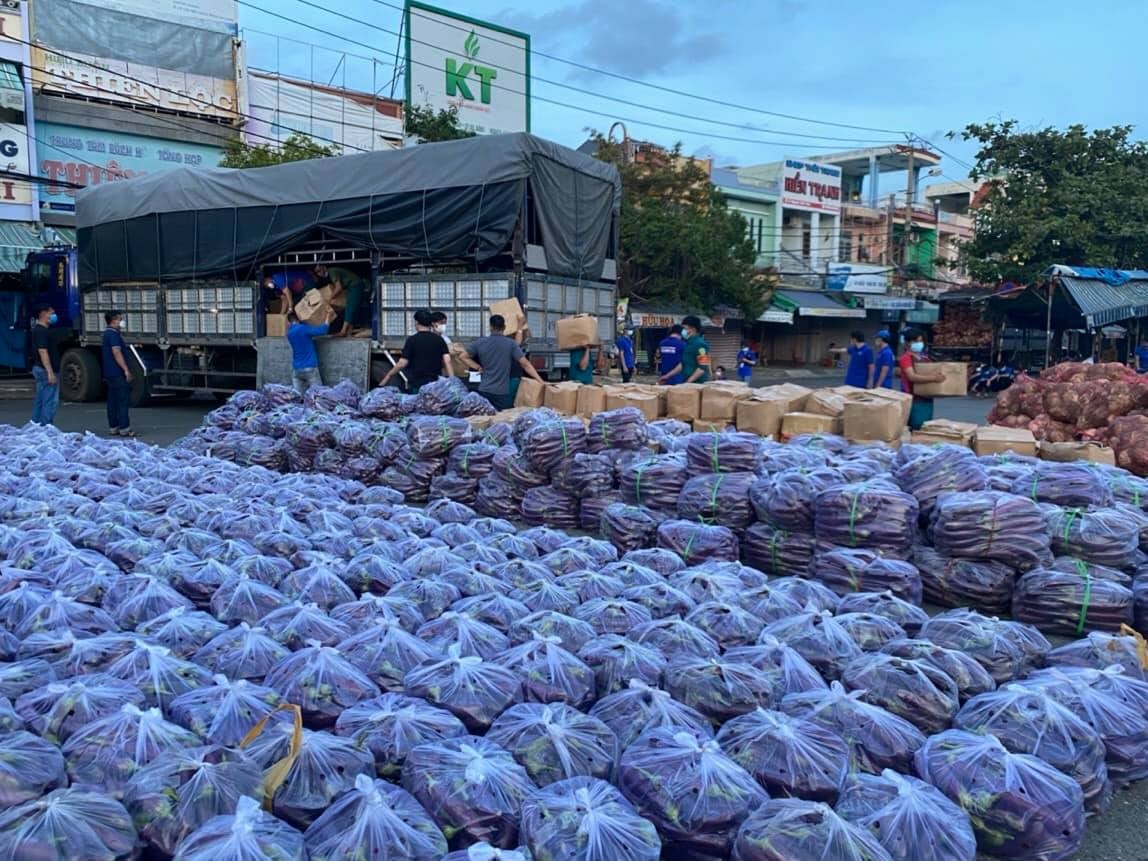 Công đoàn Đà Nẵng trao trên 100 tấn rau, củ, quả cho người lao động Công đoàn Đà Nẵng trao trên 100 tấn rau, củ, quả cho người lao động