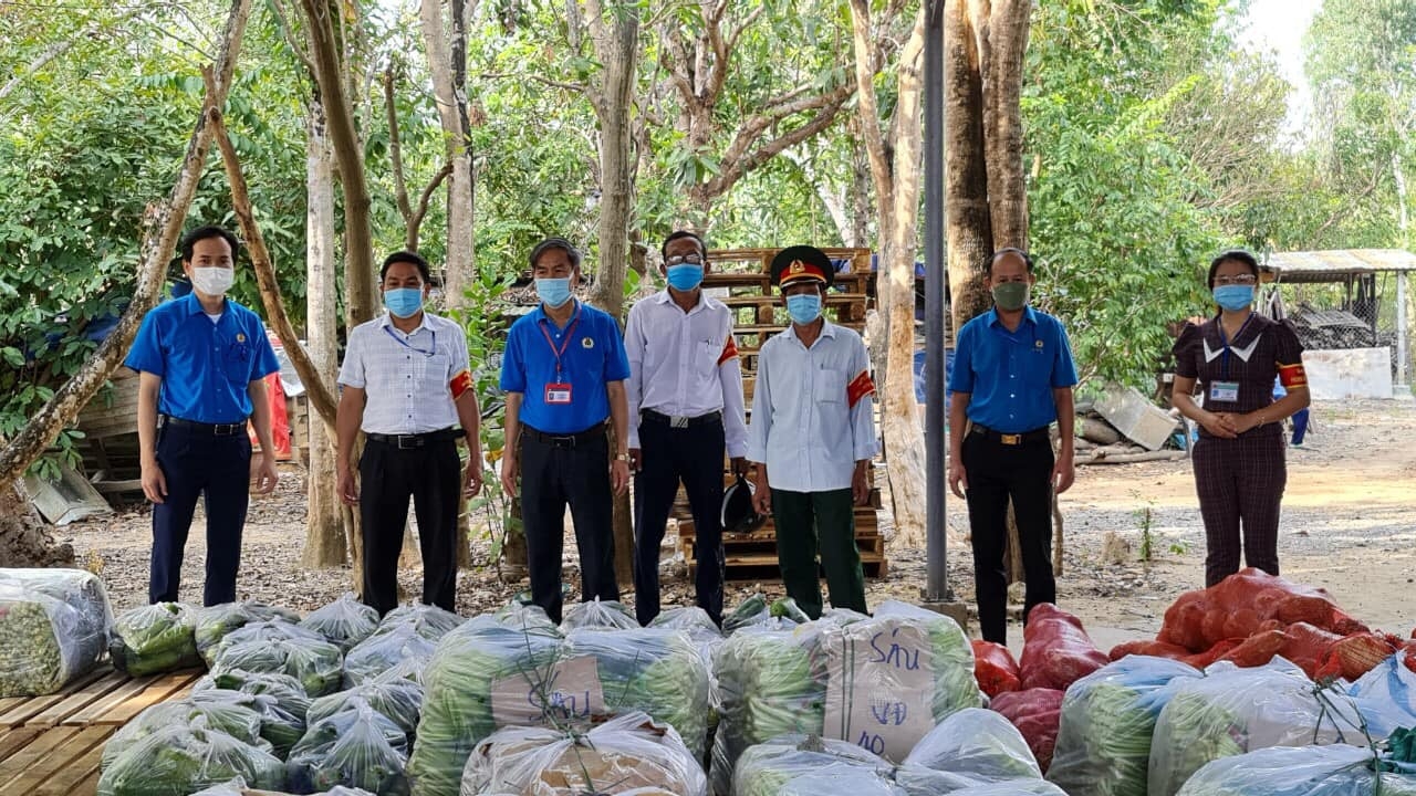 Công đoàn Đà Nẵng trao trên 100 tấn rau, củ, quả cho người lao động Công đoàn Đà Nẵng trao trên 100 tấn rau, củ, quả cho người lao động