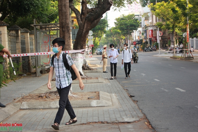 Những hình ảnh đầu tiên tại Đà Nẵng từ các điểm thi tốt nghiệp THPT Quốc gia đợt 2 Những hình ảnh đầu tiên tại Đà Nẵng từ các điểm thi tốt nghiệp THPT Quốc gia đợt 2