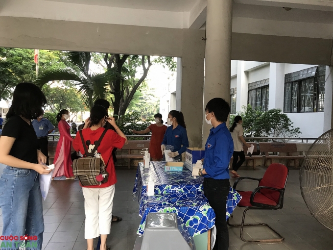 Những hình ảnh đầu tiên tại Đà Nẵng từ các điểm thi tốt nghiệp THPT Quốc gia đợt 2 Những hình ảnh đầu tiên tại Đà Nẵng từ các điểm thi tốt nghiệp THPT Quốc gia đợt 2