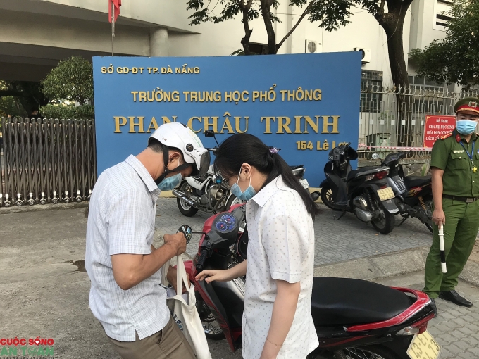 Những hình ảnh đầu tiên tại Đà Nẵng từ các điểm thi tốt nghiệp THPT Quốc gia đợt 2 Những hình ảnh đầu tiên tại Đà Nẵng từ các điểm thi tốt nghiệp THPT Quốc gia đợt 2